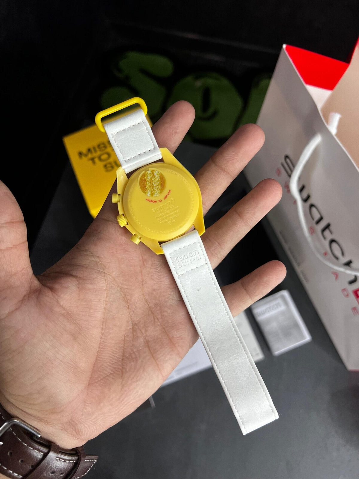 Swatch X Omega Bioceramic Moonswatch Mission To The Moon Sun With Kit - View 4