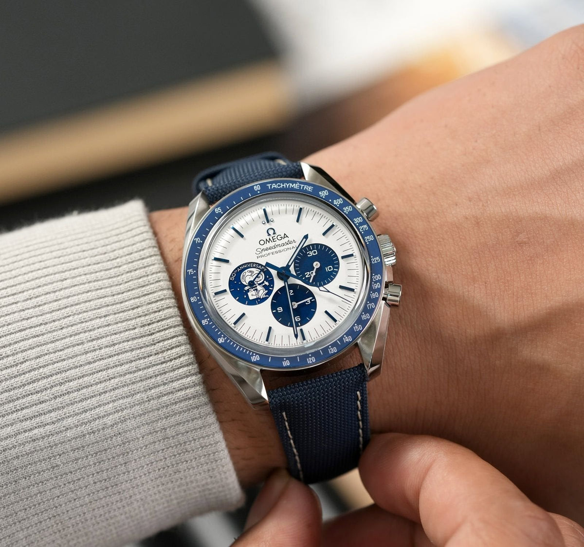 Omeg_a speedmaster Snoopy 50Th Anniversary - View 2